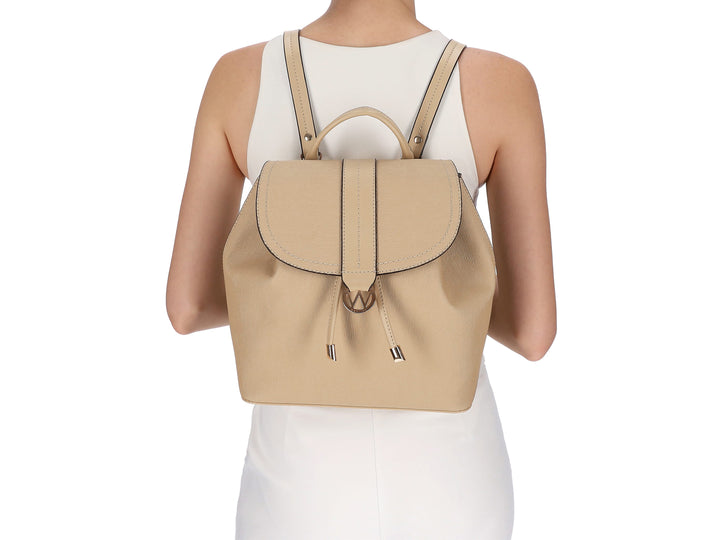Bolso tipo mochila color beige de la marca Westies con solapa frontal y herrajes dorados.