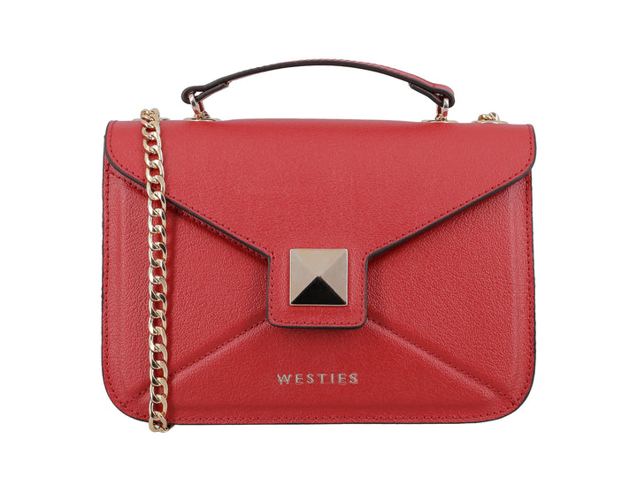 Bolso de hombro color rojo con asa superior, cadena dorada y cierre de solapa con detalle metálico cuadrado.