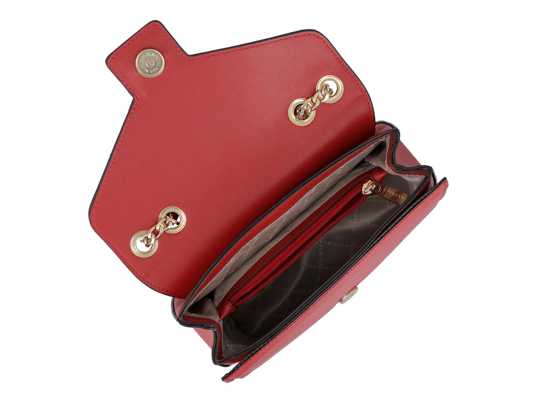 Bolso de hombro color rojo con asa superior, cadena dorada y cierre de solapa con detalle metálico cuadrado.