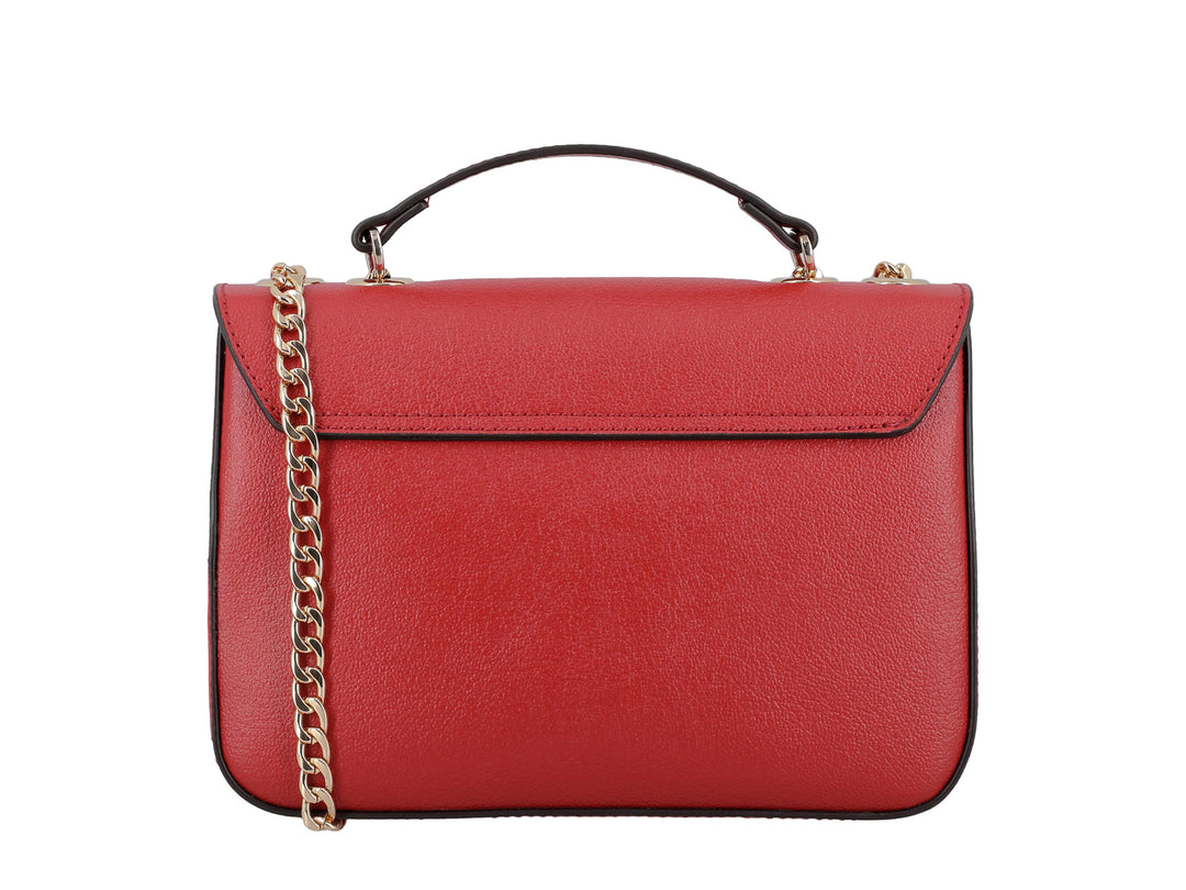 Bolso de hombro color rojo con asa superior, cadena dorada y cierre de solapa con detalle metálico cuadrado.