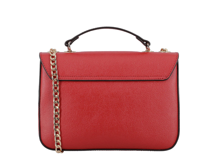 Bolso de hombro color rojo con asa superior, cadena dorada y cierre de solapa con detalle metálico cuadrado.