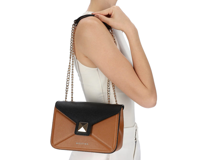 Bolso de hombro Westies en colores marrón y negro con asa superior y correa de cadena dorada.