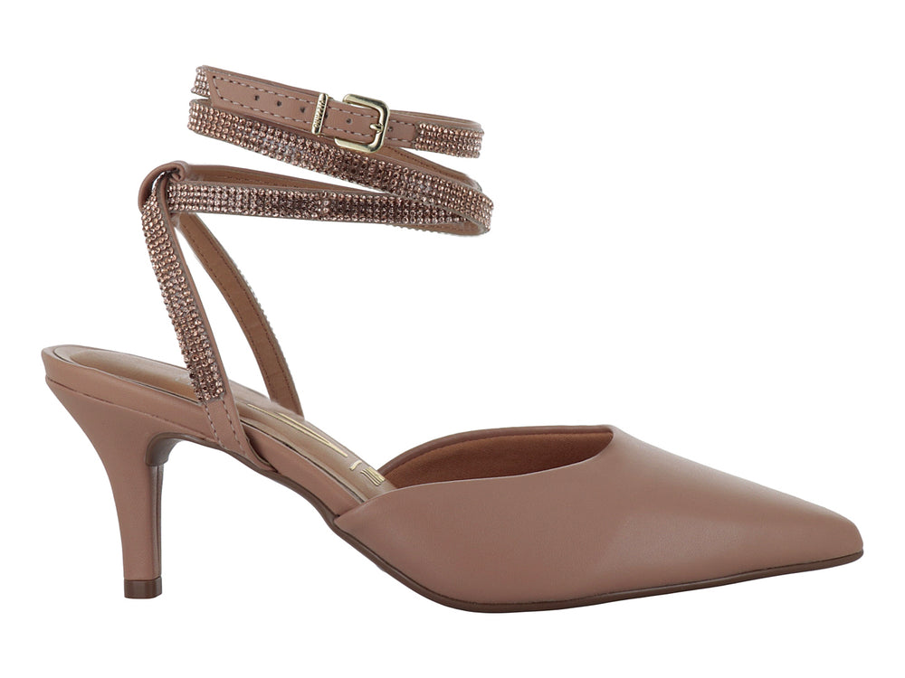 Zapato de tacón color nude con punta fina y correas brillantes al tobillo.