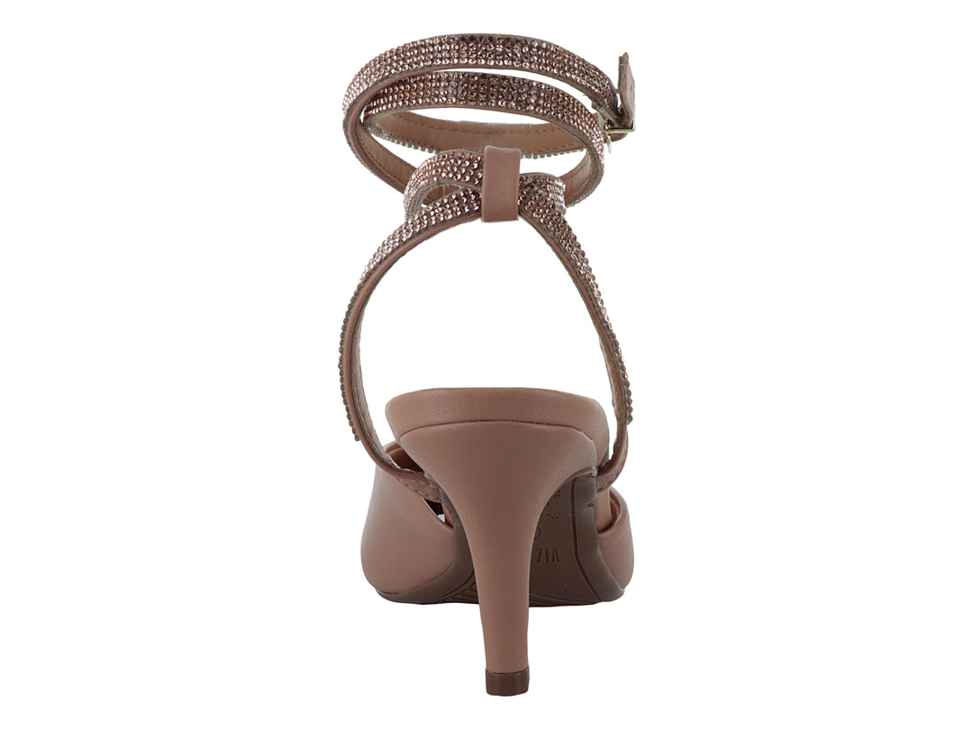Zapato de tacón color nude con punta fina y correas brillantes al tobillo.