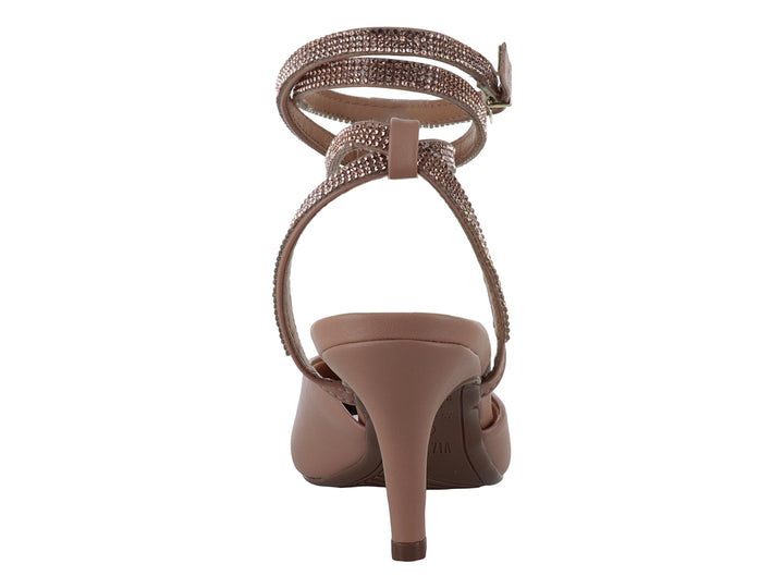 Zapato de tacón color nude con punta fina y correas brillantes al tobillo.