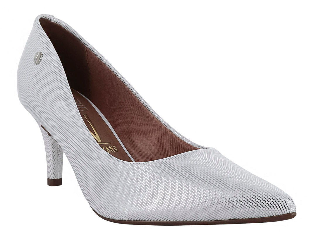Zapato de tacón puntiagudo color blanco plateado con acabado brillante.
