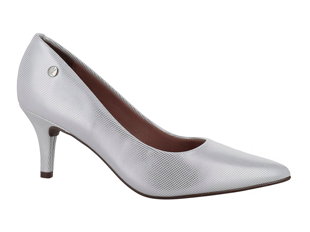Zapato de tacón puntiagudo color blanco plateado con acabado brillante.