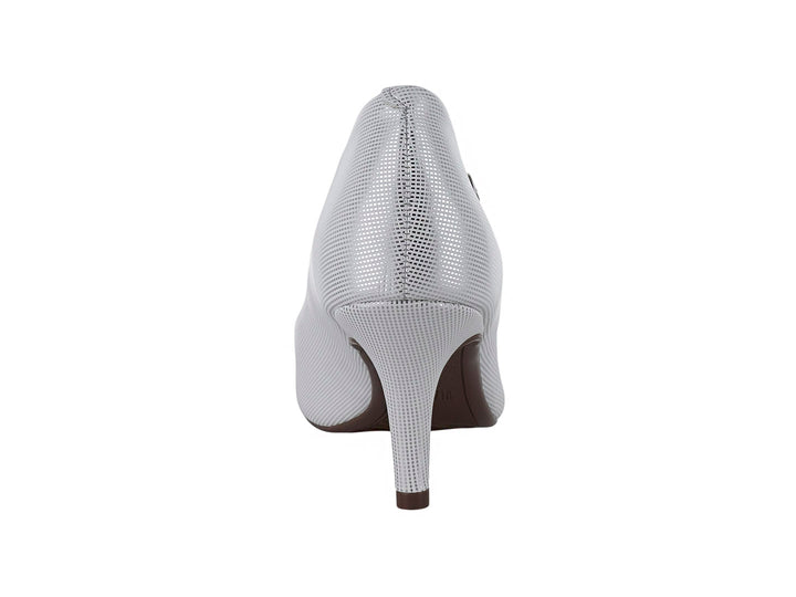 Zapato de tacón puntiagudo color blanco plateado con acabado brillante.