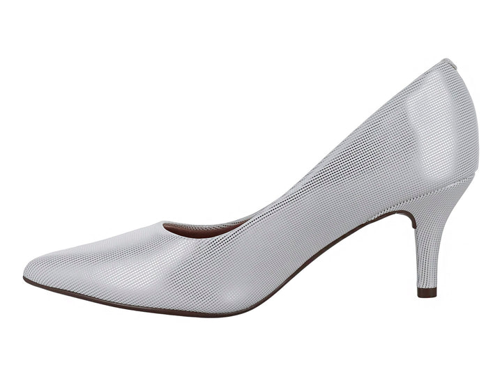 Zapato de tacón puntiagudo color blanco plateado con acabado brillante.