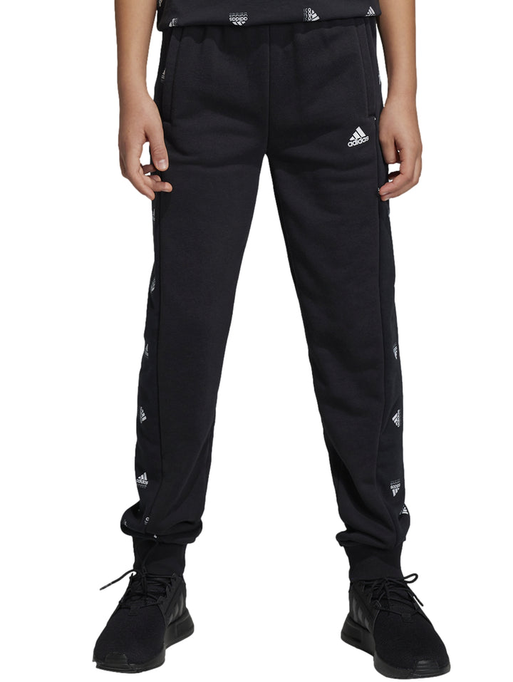 Pantalones deportivos Adidas color negro con detalles de marca en blanco y puños elásticos en los tobillos.