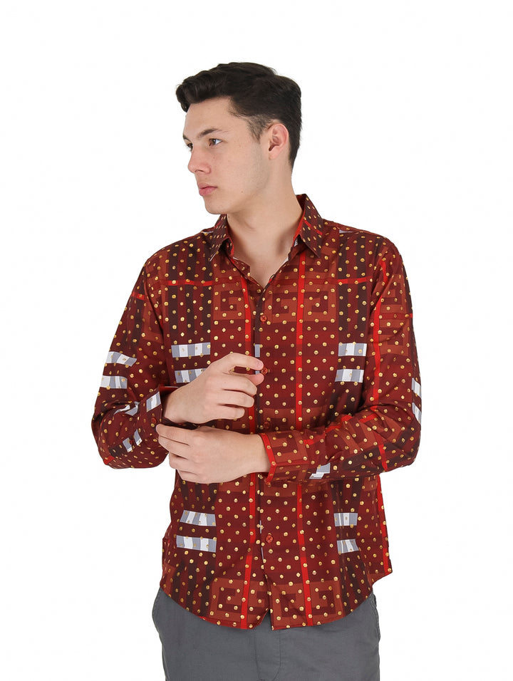 Hombre vistiendo camisa roja de manga larga con estampado de puntos dorados y rectángulos blancos.
