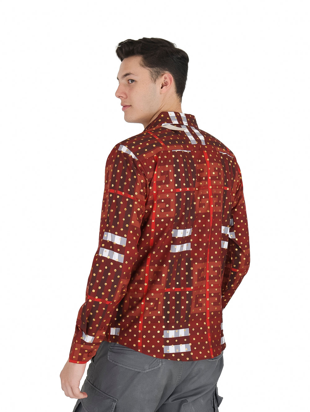 Hombre vistiendo camisa roja de manga larga con estampado de puntos dorados y rectángulos blancos.