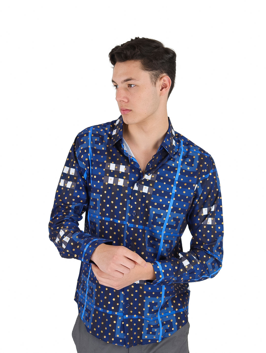 Hombre vistiendo camisa azul de manga larga con estampado de puntos dorados y figuras geométricas blancas.