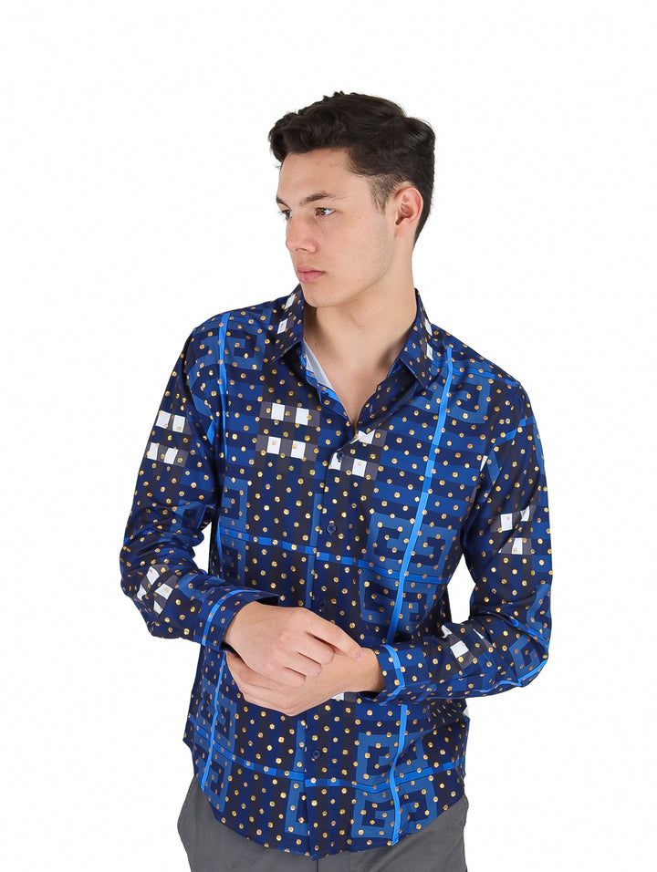 Hombre vistiendo camisa azul de manga larga con estampado de puntos dorados y figuras geométricas blancas.