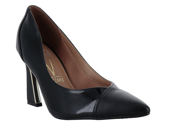 Zapato de tacón alto color negro con punta fina y detalle dorado en el tacón.