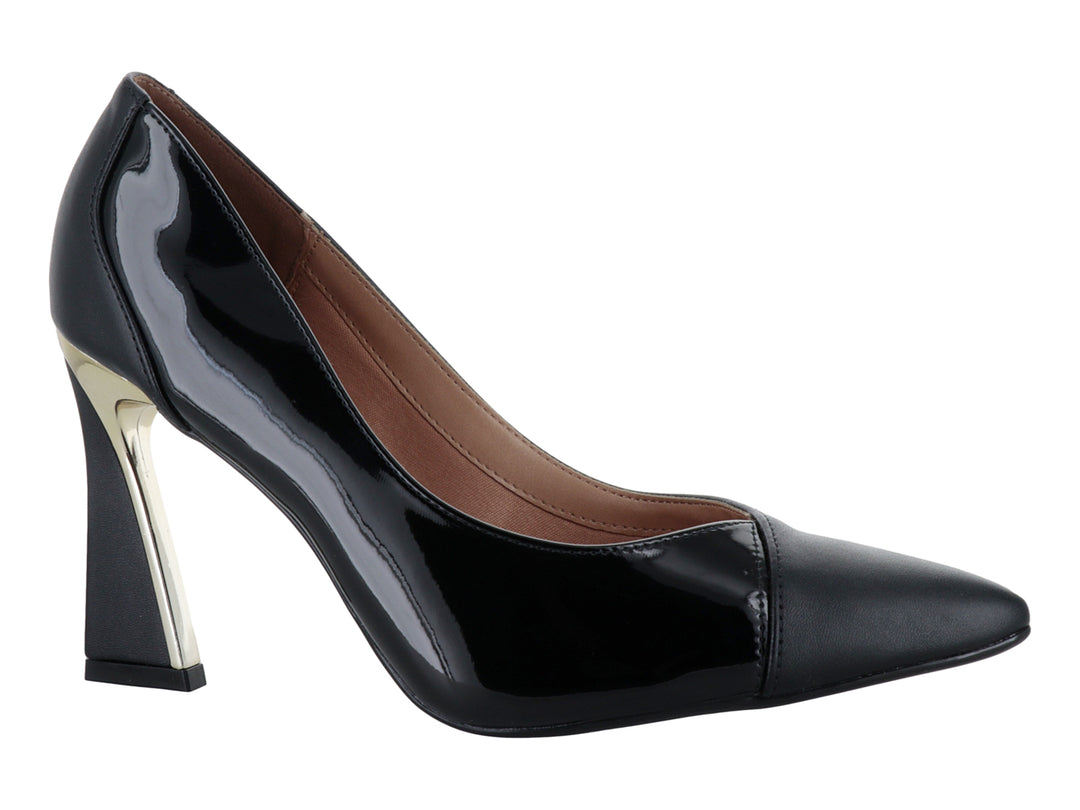 Zapato de tacón alto color negro con punta fina y detalle dorado en el tacón.