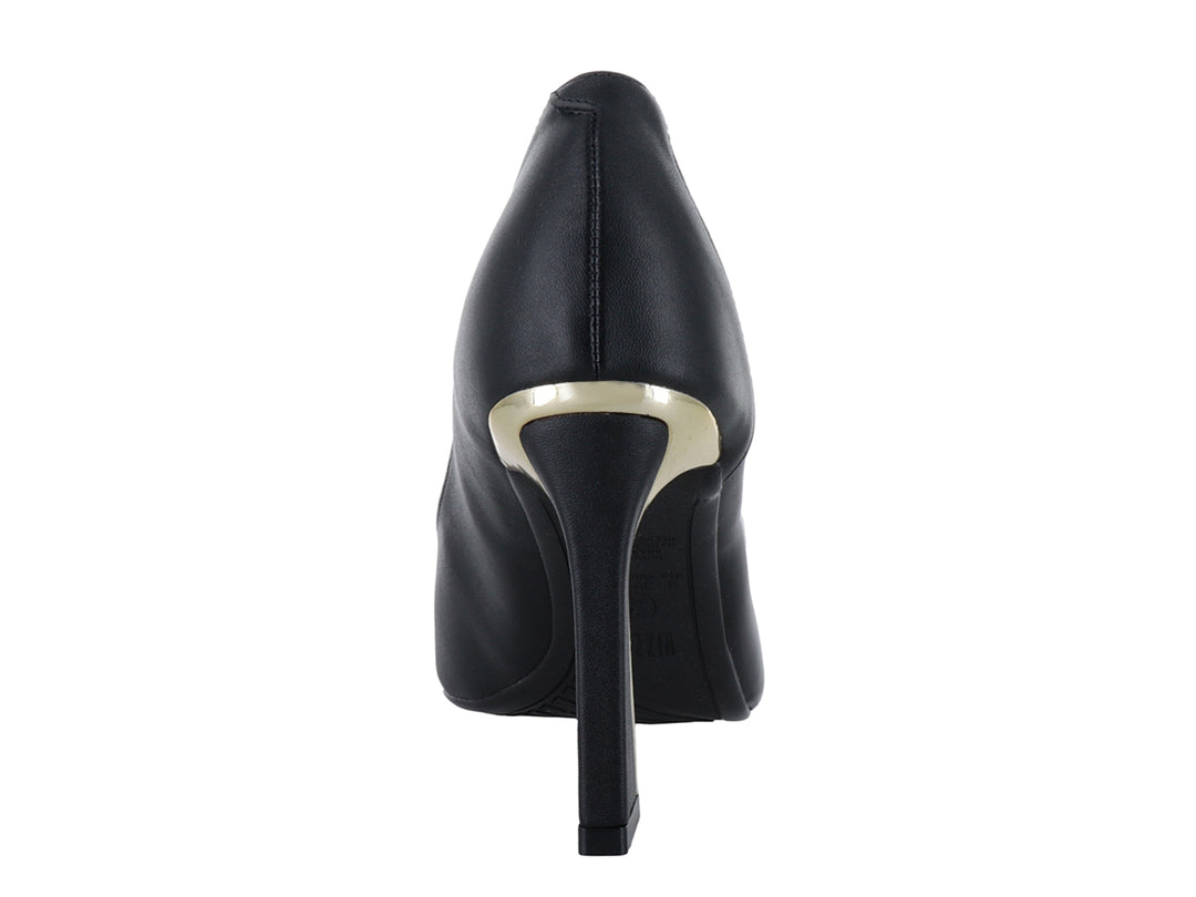Zapato de tacón alto color negro con punta fina y detalle dorado en el tacón.