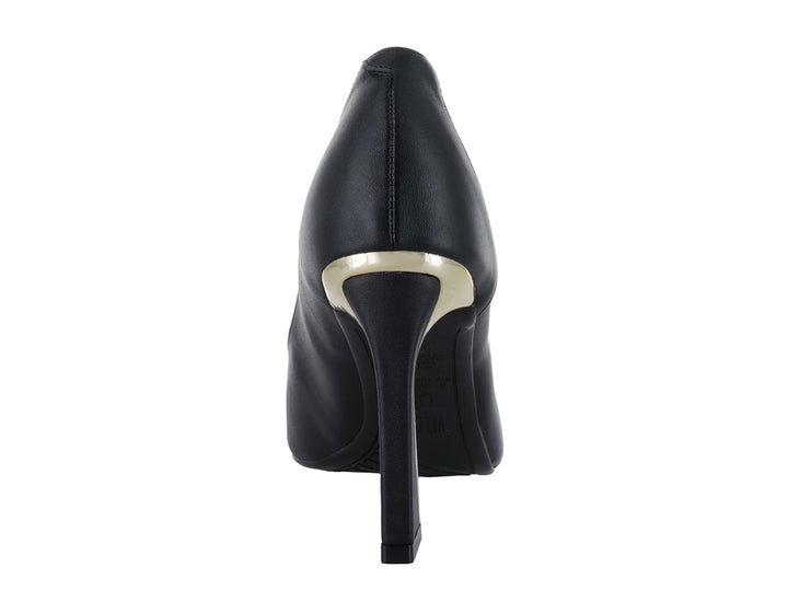 Zapato de tacón alto color negro con punta fina y detalle dorado en el tacón.