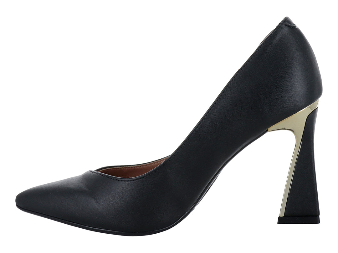 Zapato de tacón alto color negro con punta fina y detalle dorado en el tacón.