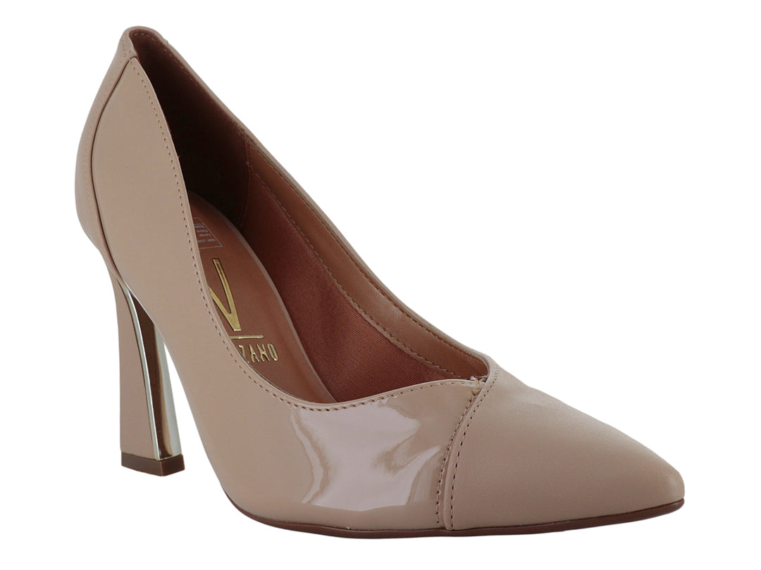 Zapato de tacón alto para mujer en color beige con acabado brillante y punta fina.