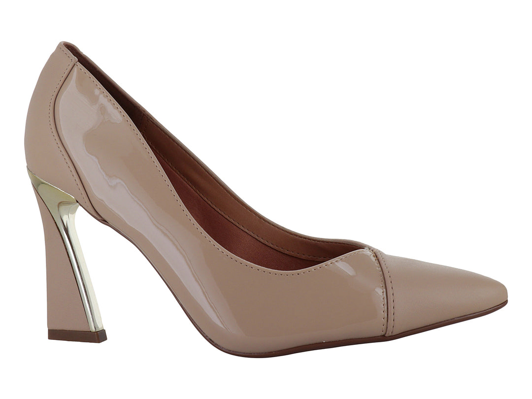 Zapato de tacón alto para mujer en color beige con acabado brillante y punta fina.