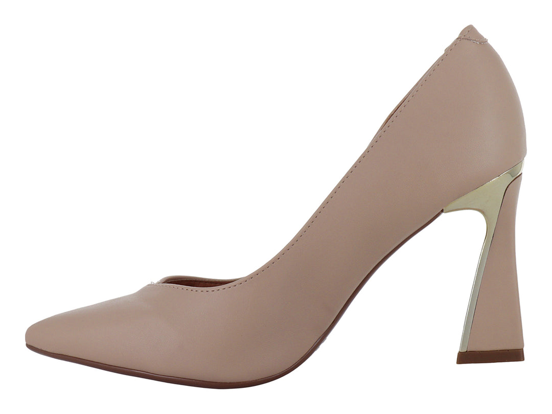 Zapato de tacón alto para mujer en color beige con acabado brillante y punta fina.