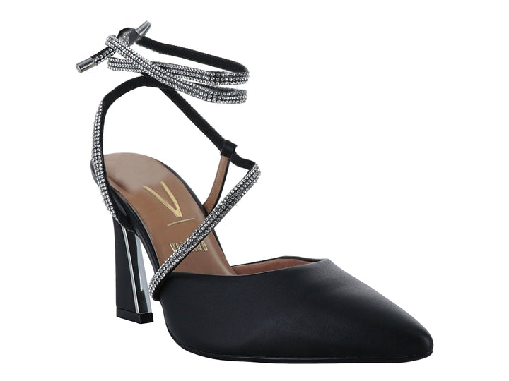 Zapato de tacón negro para mujer con tiras brillantes decoradas con cristales y punta cerrada.