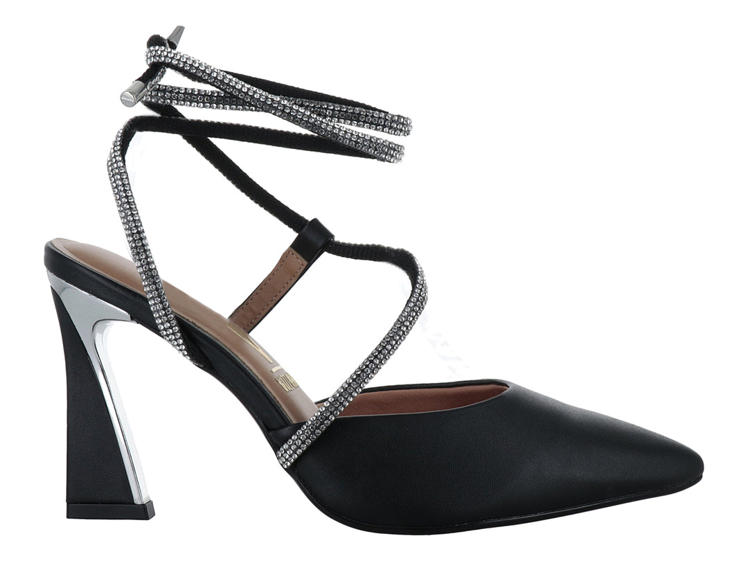 Zapato de tacón negro para mujer con tiras brillantes decoradas con cristales y punta cerrada.