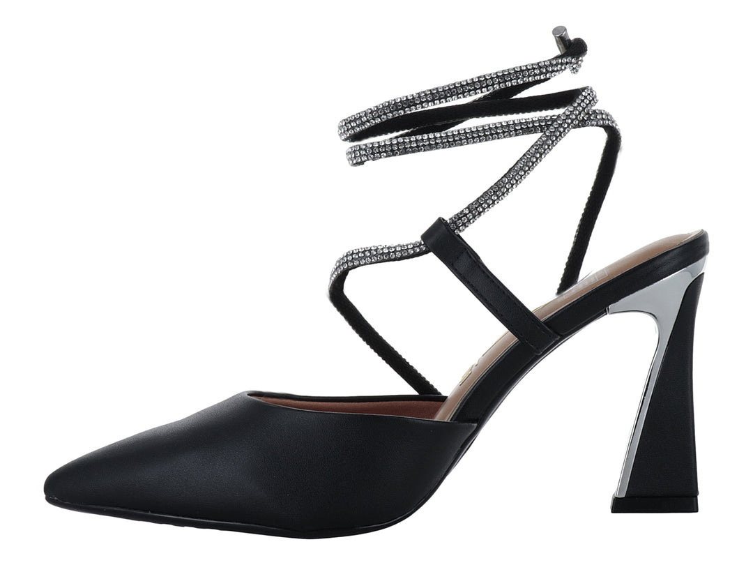 Zapato de tacón negro para mujer con tiras brillantes decoradas con cristales y punta cerrada.