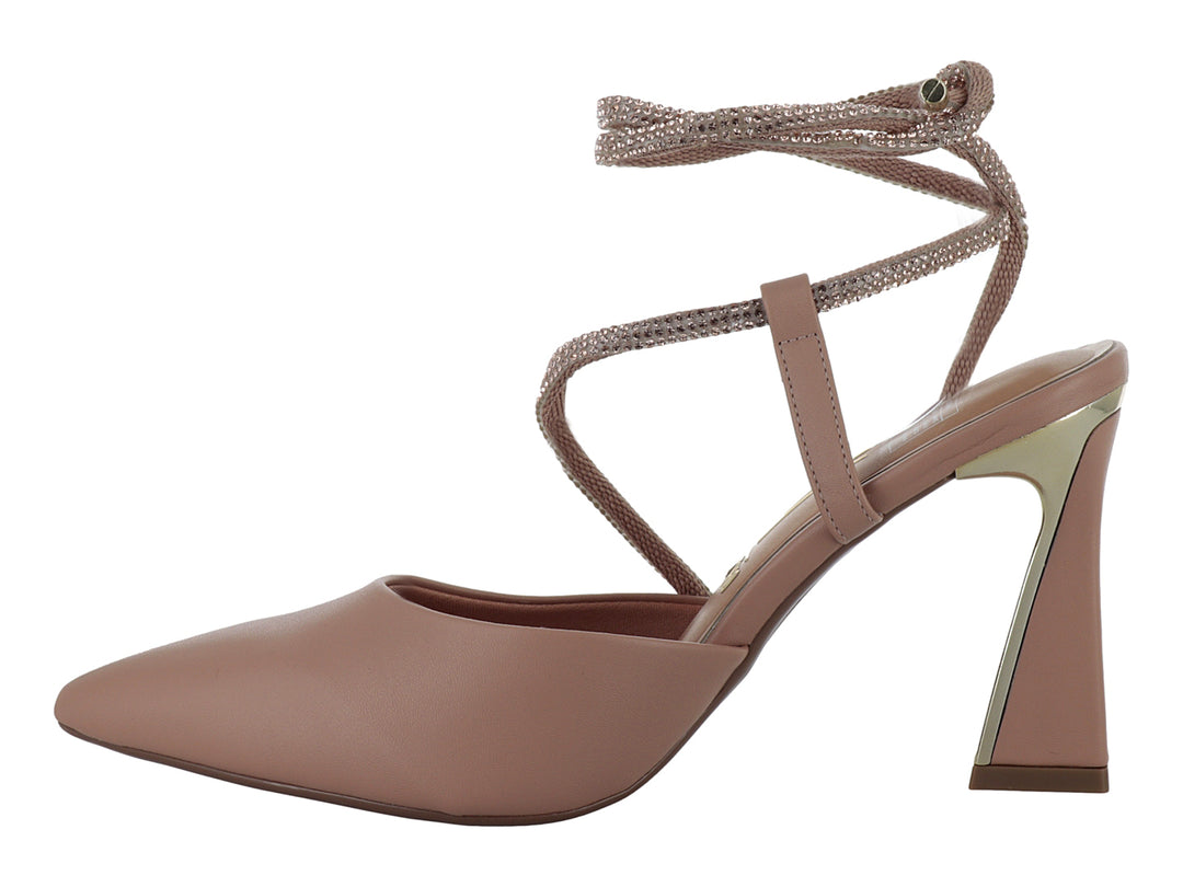 Zapato de tacón color nude con tiras brillantes y punta fina.