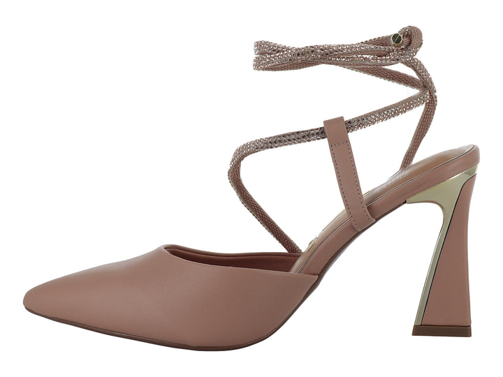 Zapato de tacón color nude con tiras brillantes y punta fina.