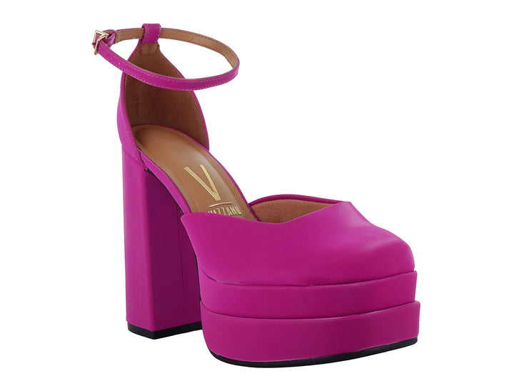 Zapato de tacón alto y plataforma color rosa brillante con correa al tobillo.