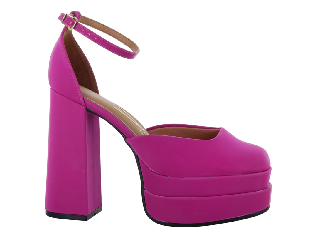 Zapato de tacón alto y plataforma color rosa brillante con correa al tobillo.