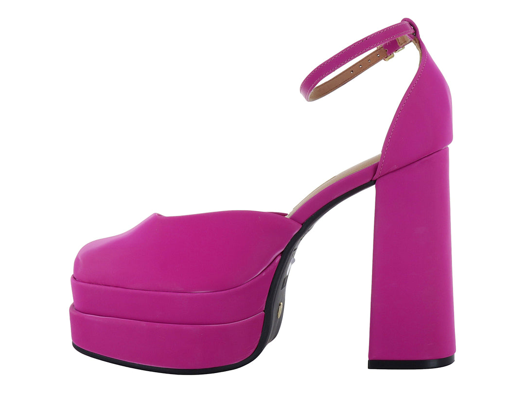 Zapato de tacón alto y plataforma color rosa brillante con correa al tobillo.