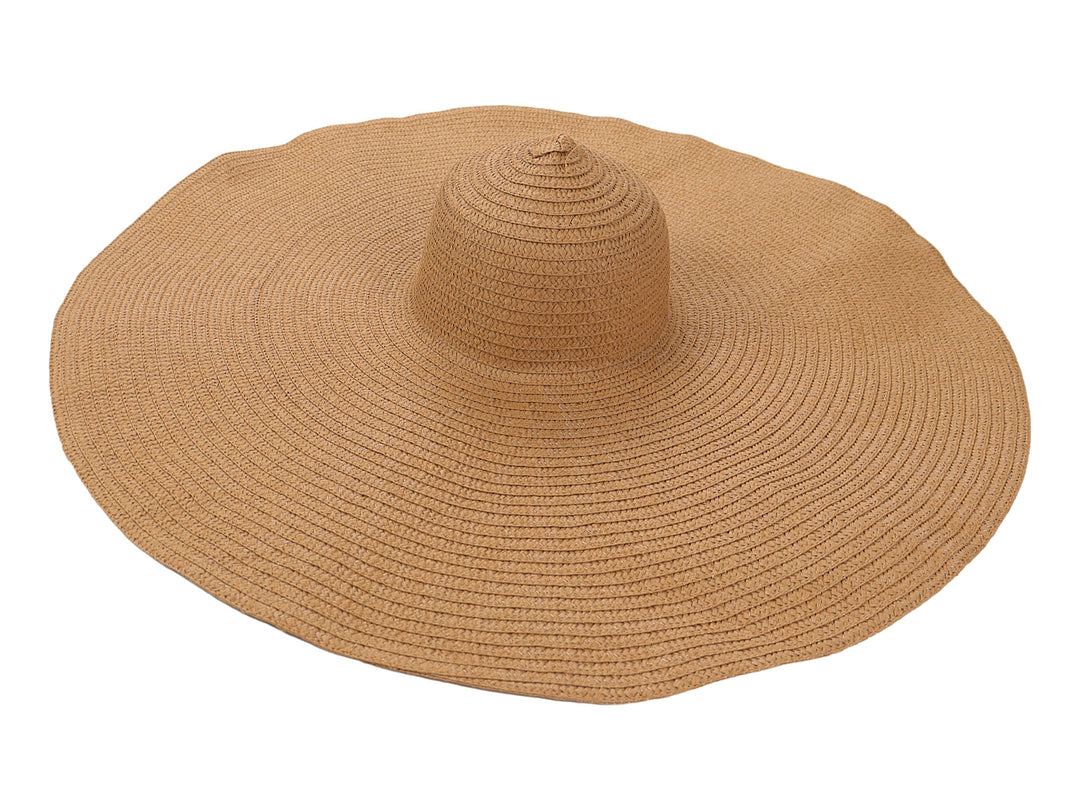 Sombrero de paja color natural con ala ancha para protección solar.