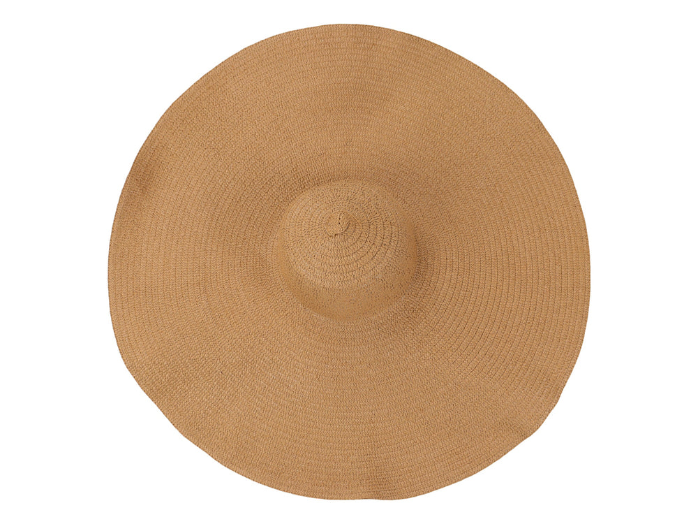 Sombrero de paja color natural con ala ancha para protección solar.