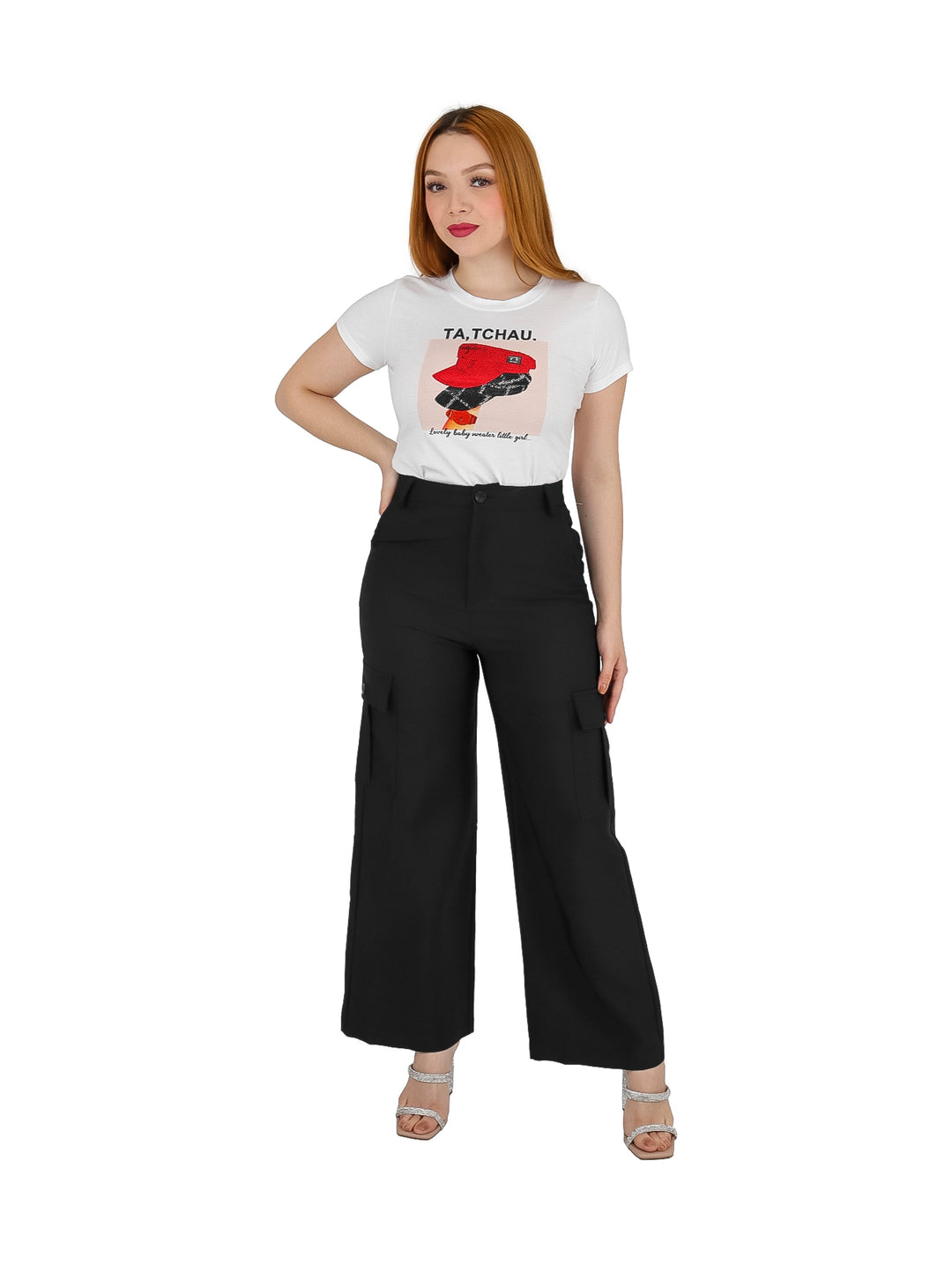 Mujer vistiendo un pantalón cargo color negro de pierna ancha y talle alto.