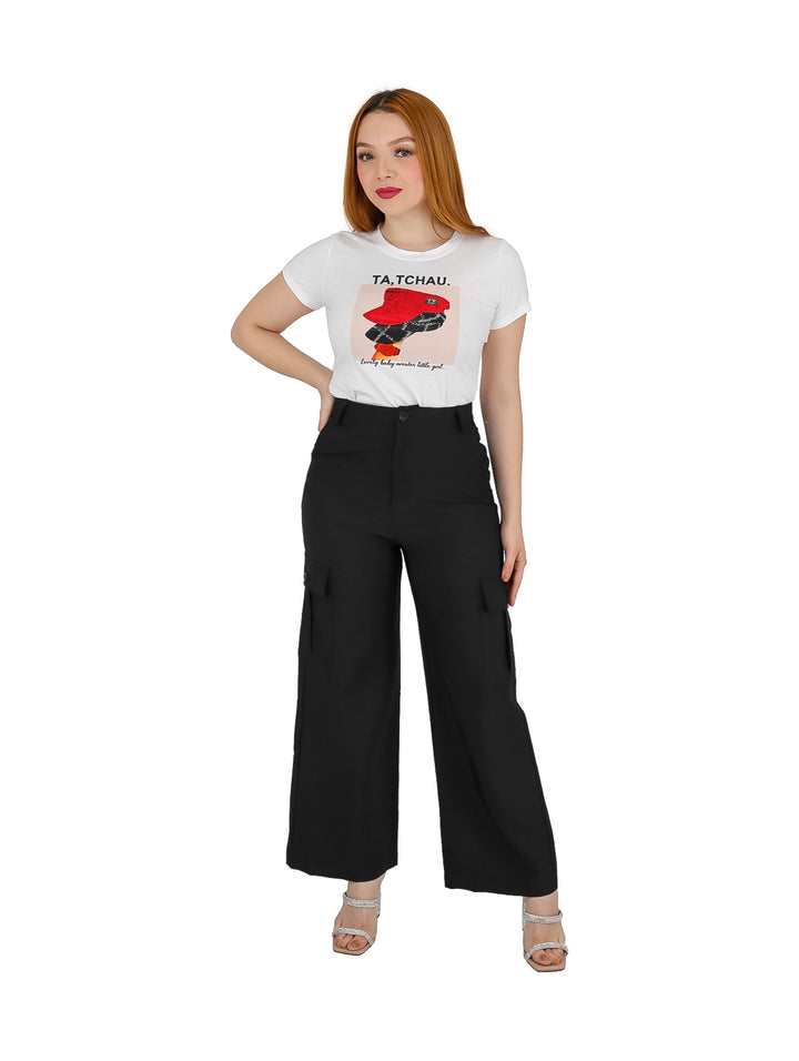 Mujer vistiendo un pantalón cargo color negro de pierna ancha y talle alto.