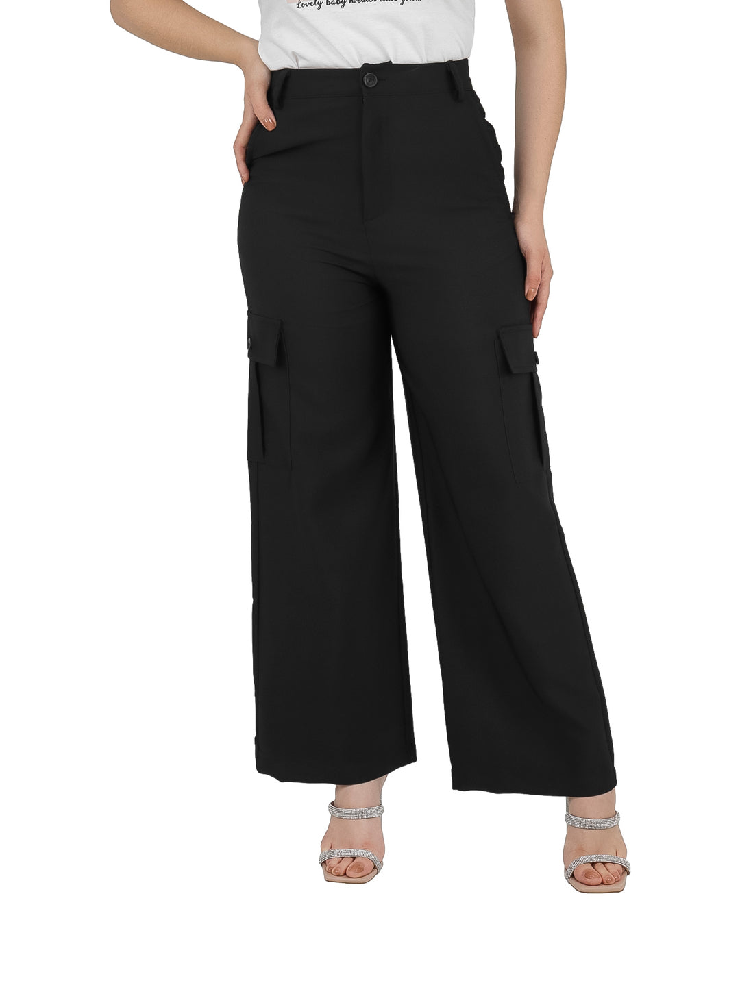 Mujer vistiendo un pantalón cargo color negro de pierna ancha y talle alto.