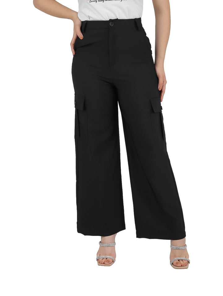 Mujer vistiendo un pantalón cargo color negro de pierna ancha y talle alto.