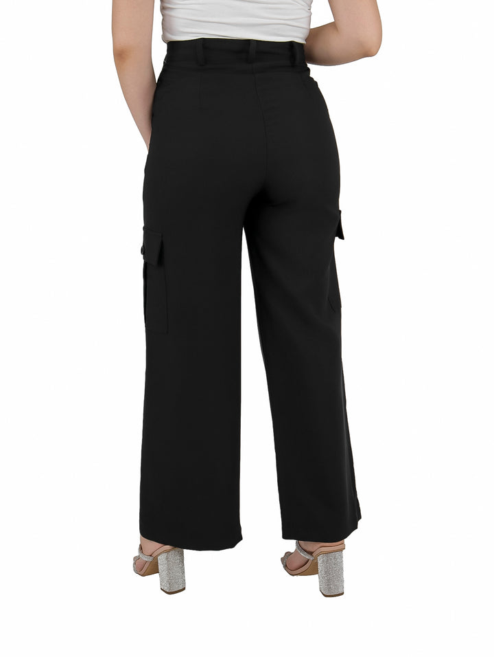 Mujer vistiendo un pantalón cargo color negro de pierna ancha y talle alto.