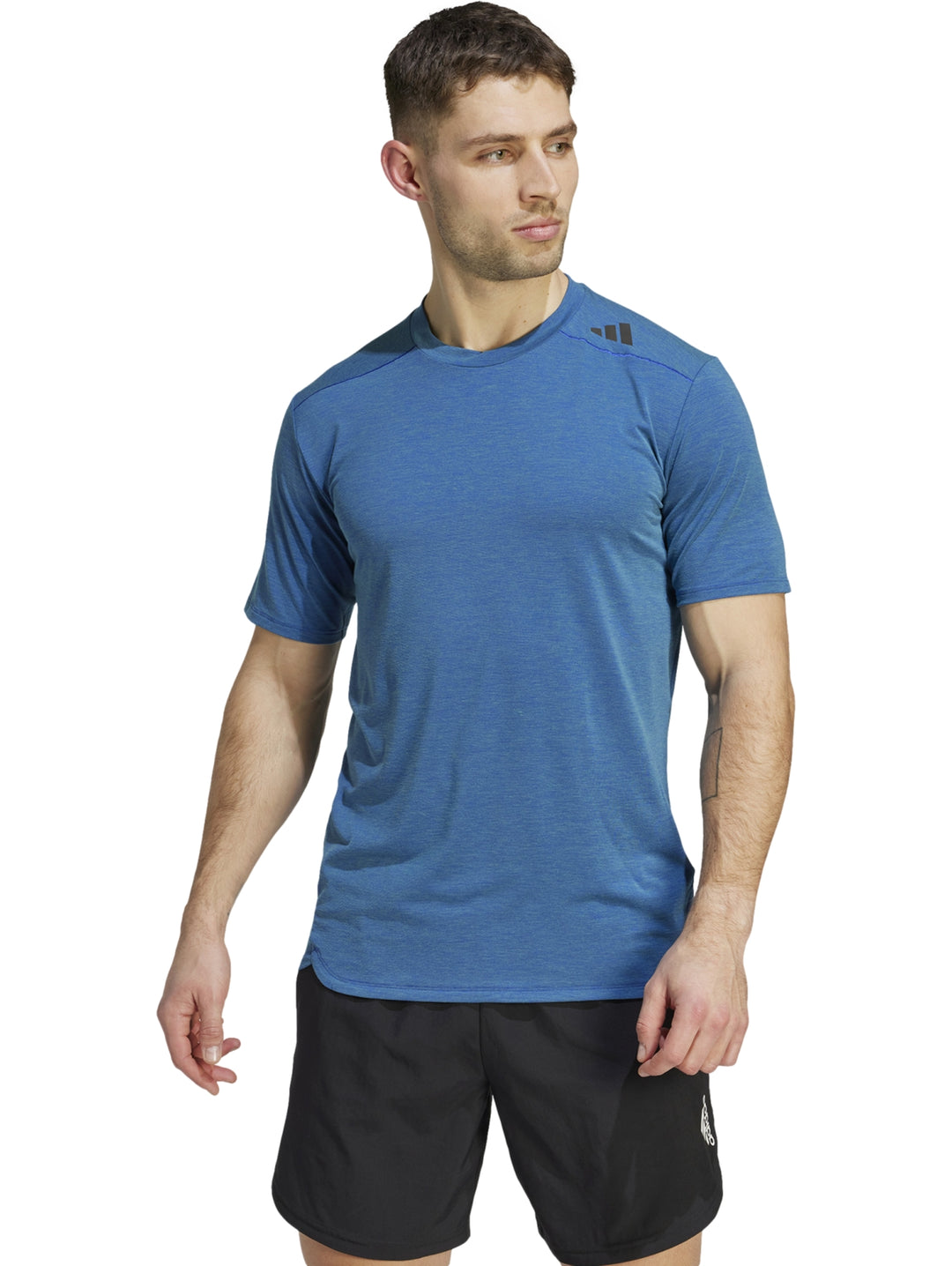 Hombre vistiendo una camiseta deportiva Adidas de color azul con cuello redondo y manga corta.