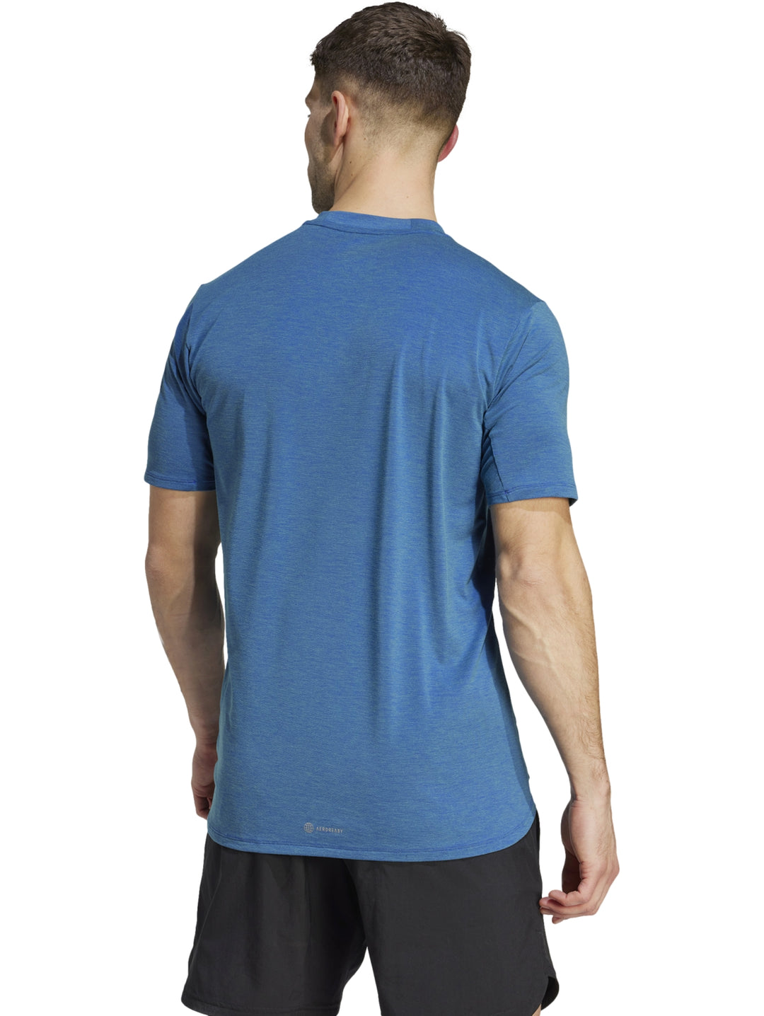 Hombre vistiendo una camiseta deportiva Adidas de color azul con cuello redondo y manga corta.