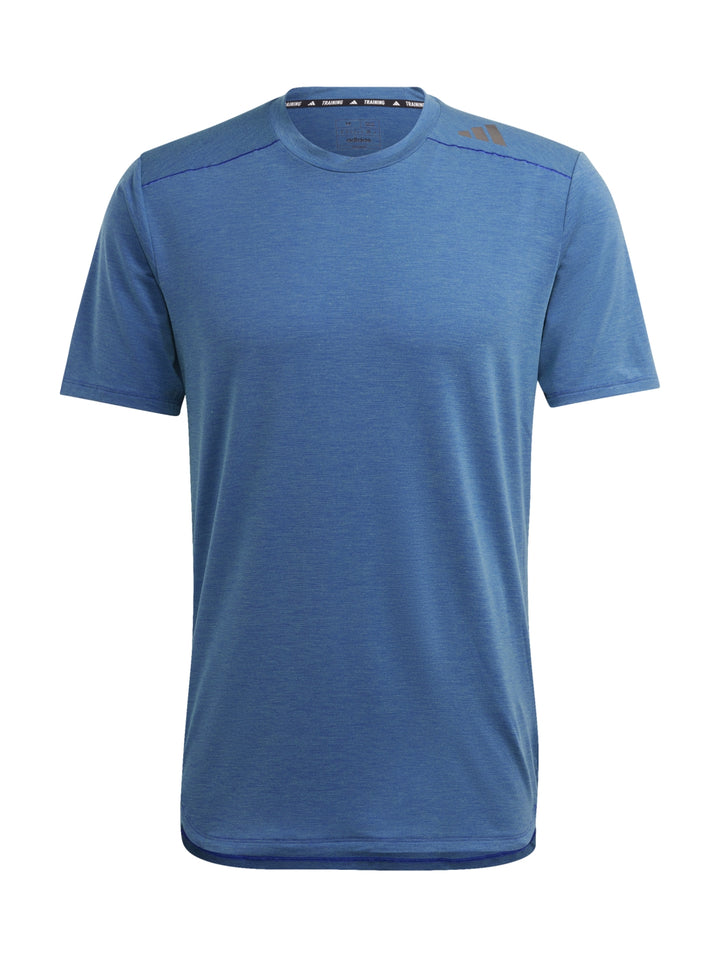 Hombre vistiendo una camiseta deportiva Adidas de color azul con cuello redondo y manga corta.