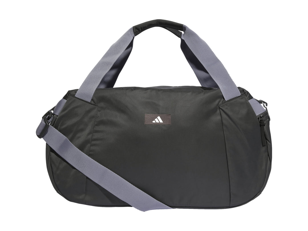 Bolsa de deporte Adidas color negro con correas grises y logotipo blanco frontal.