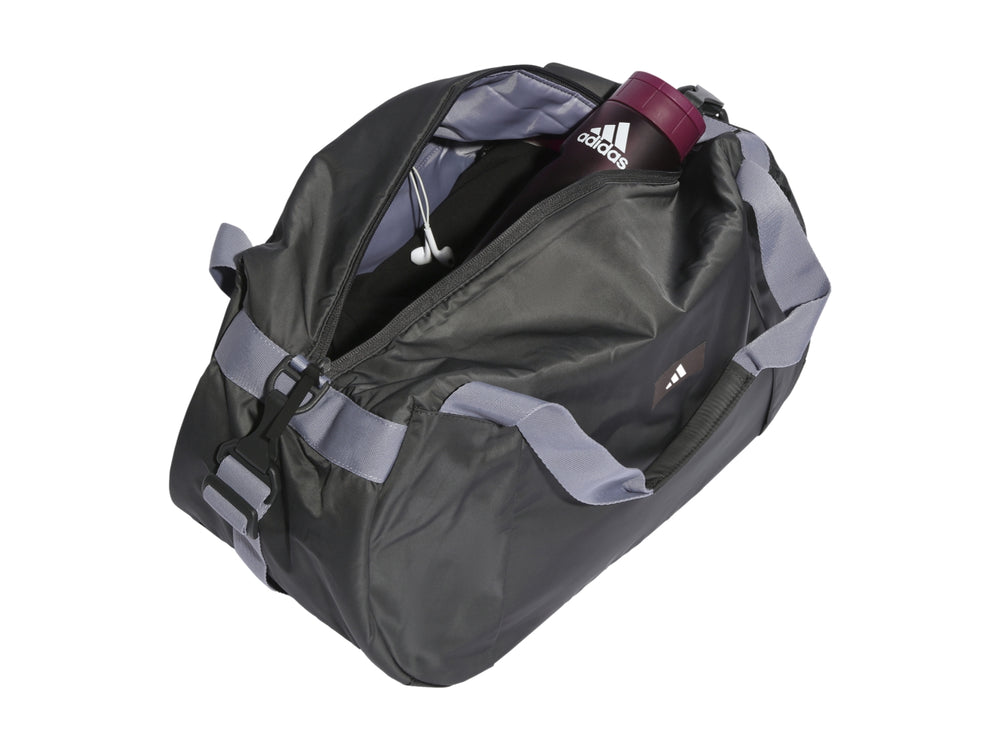 Bolsa de deporte Adidas color negro con correas grises y logotipo blanco frontal.