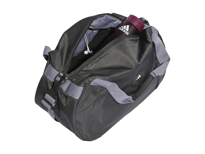 Bolsa de deporte Adidas color negro con correas grises y logotipo blanco frontal.