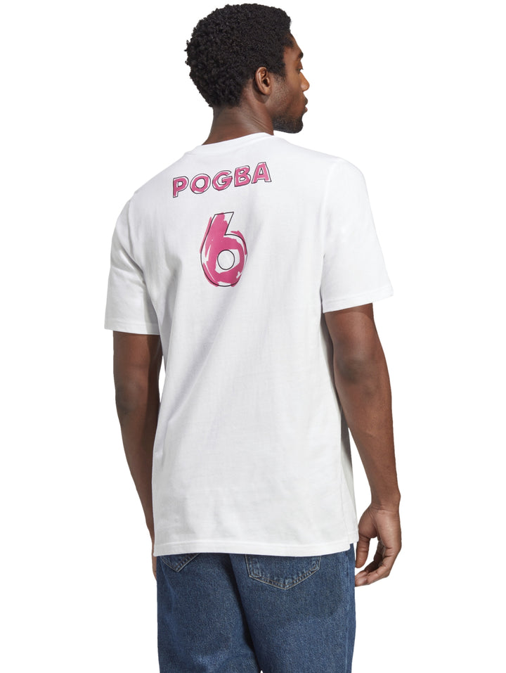 Hombre vistiendo una camiseta blanca de manga corta Adidas con un gráfico rosa en el pecho.