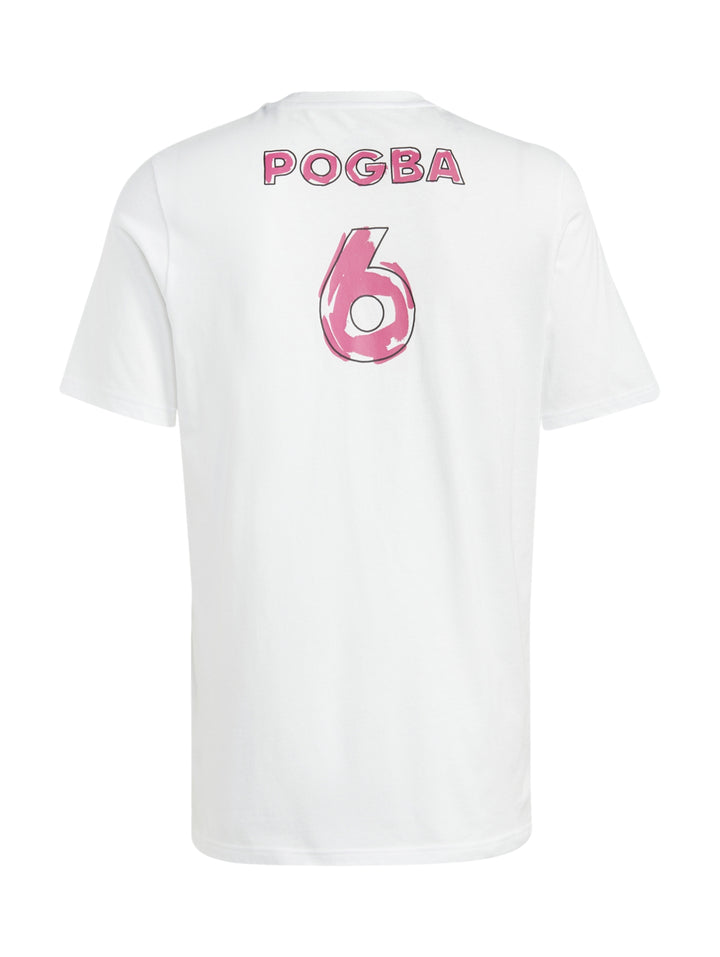 Hombre vistiendo una camiseta blanca de manga corta Adidas con un gráfico rosa en el pecho.