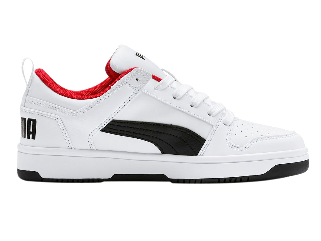 Tenis PUMA Rebound Layup Lo SL JR color blanco con franja negra y forro interior rojo.